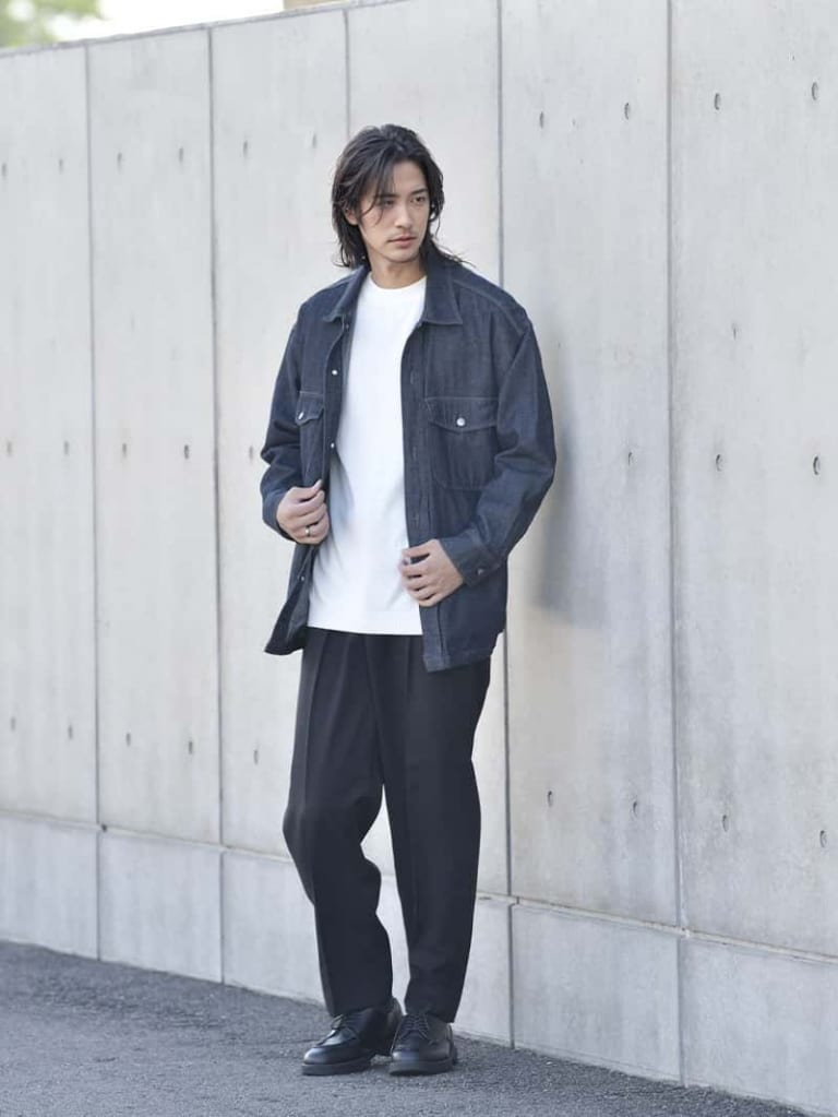 ワンウォッシュデニムジャケットとスラックスのコーデ