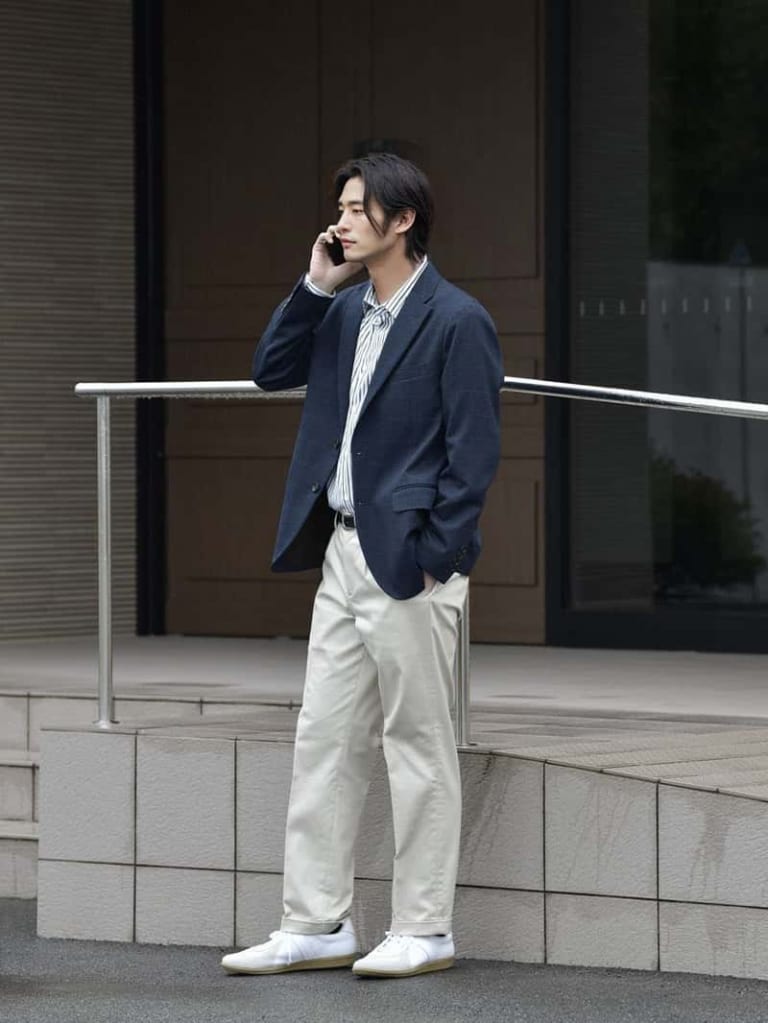 ネイビーのジャケットとホワイトパンツのコーデ