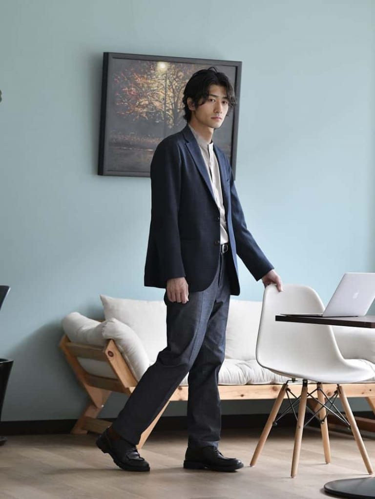 ネイビーのジャケットとインディゴデニムのコーデ