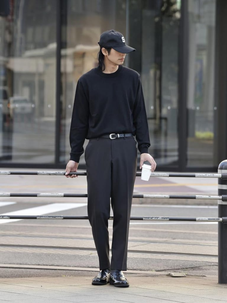 ブラックのニットとテーパードスラックスのコーデ