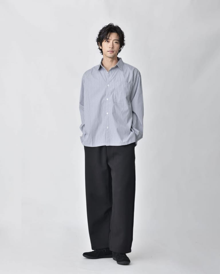 グレーのストライプシャツとワイドスラックスのコーデ