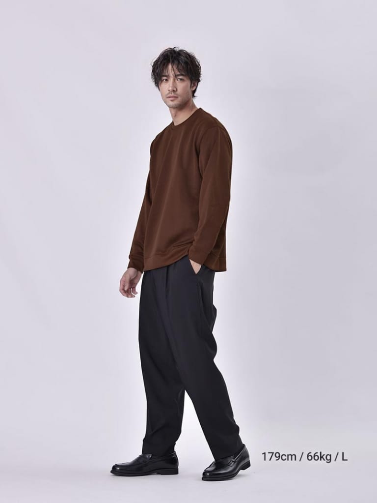 テラコッタのトレーナーとワイドスラックスのコーデ
