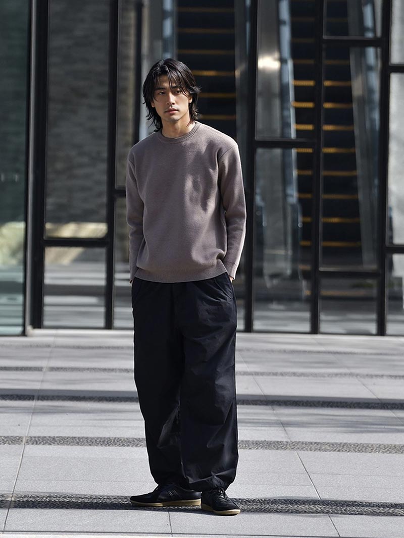 秋冬メンズファッションにおすすめのグレーニットコーデ