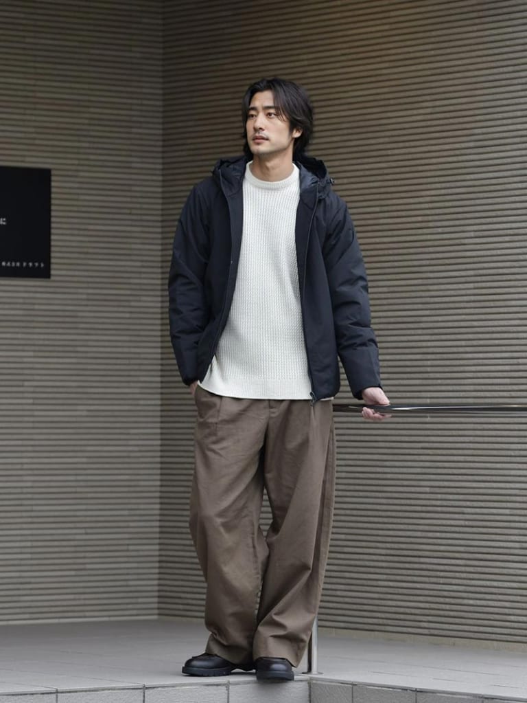 ブラックのマウンテンパーカーとワイドスラックスのコーデ