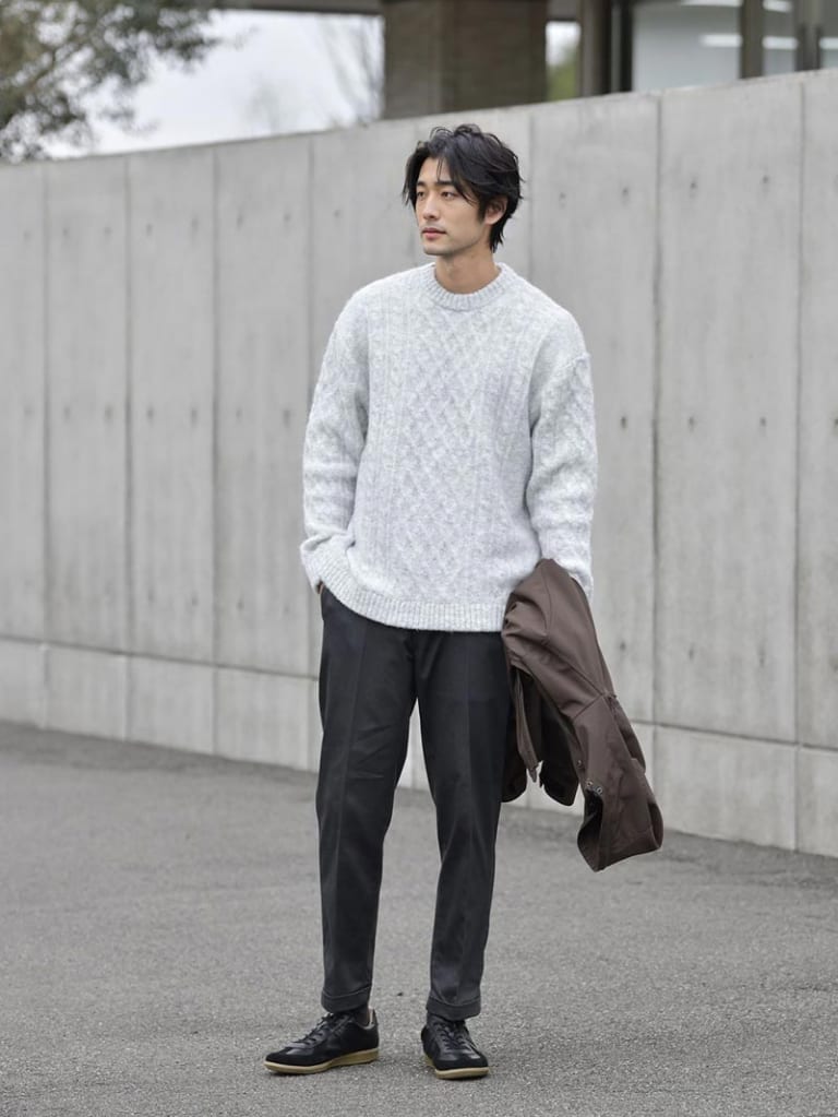 オフグレーのニットとテーパードパンツのコーデ