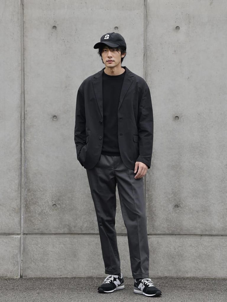 ブラックのジャケットとスラックスのコーデ