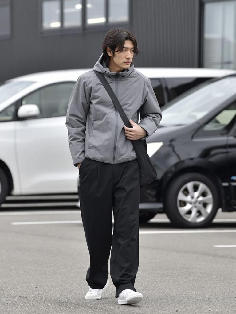 グレーのマウンテンパーカーとワイドパンツのコーデ