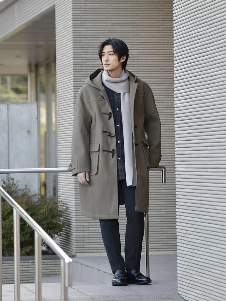 グレージュのダッフルコートとスラックスのコーデ