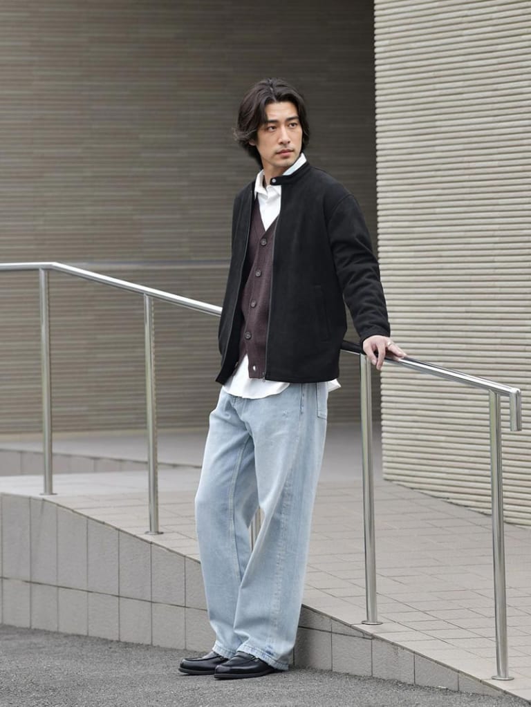 ブラックのジャケットとライトデニムのコーデ