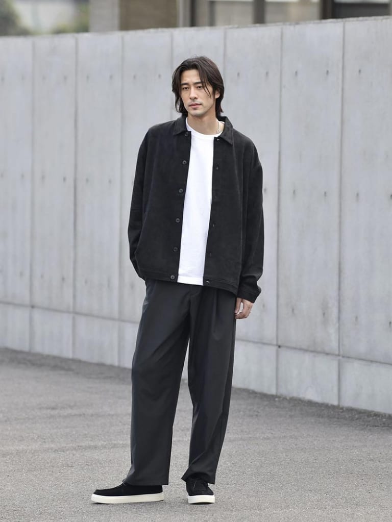 ブラックのフェイクスエードシャツジャケットとワイドスラックスのコーデ