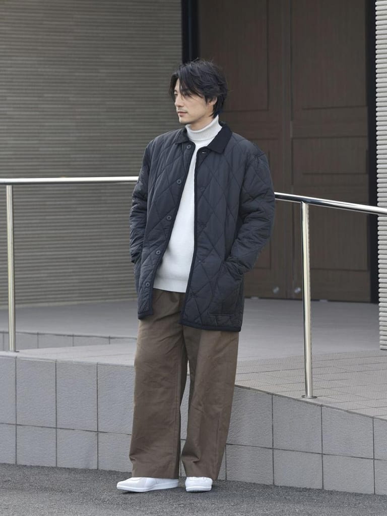 ブラックのキルティングショートコートとブラウンワイドスラックスのコーデ