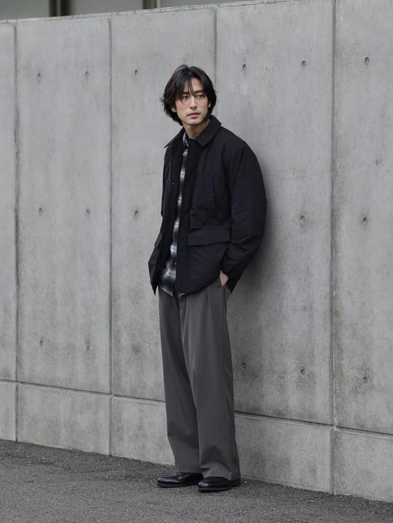 ブラックのショートジャケットとグレーワイドスラックスのコーデ