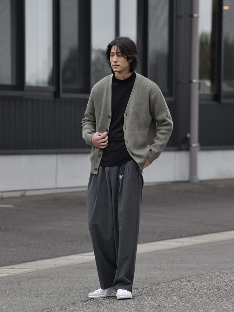 セージグリーンのカーディガンとワイドパンツのコーデ