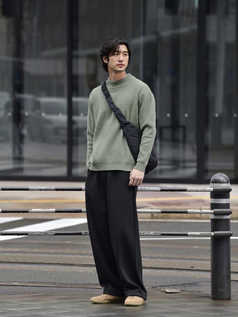 セージグリーンのニットとブラックパンツのコーデ