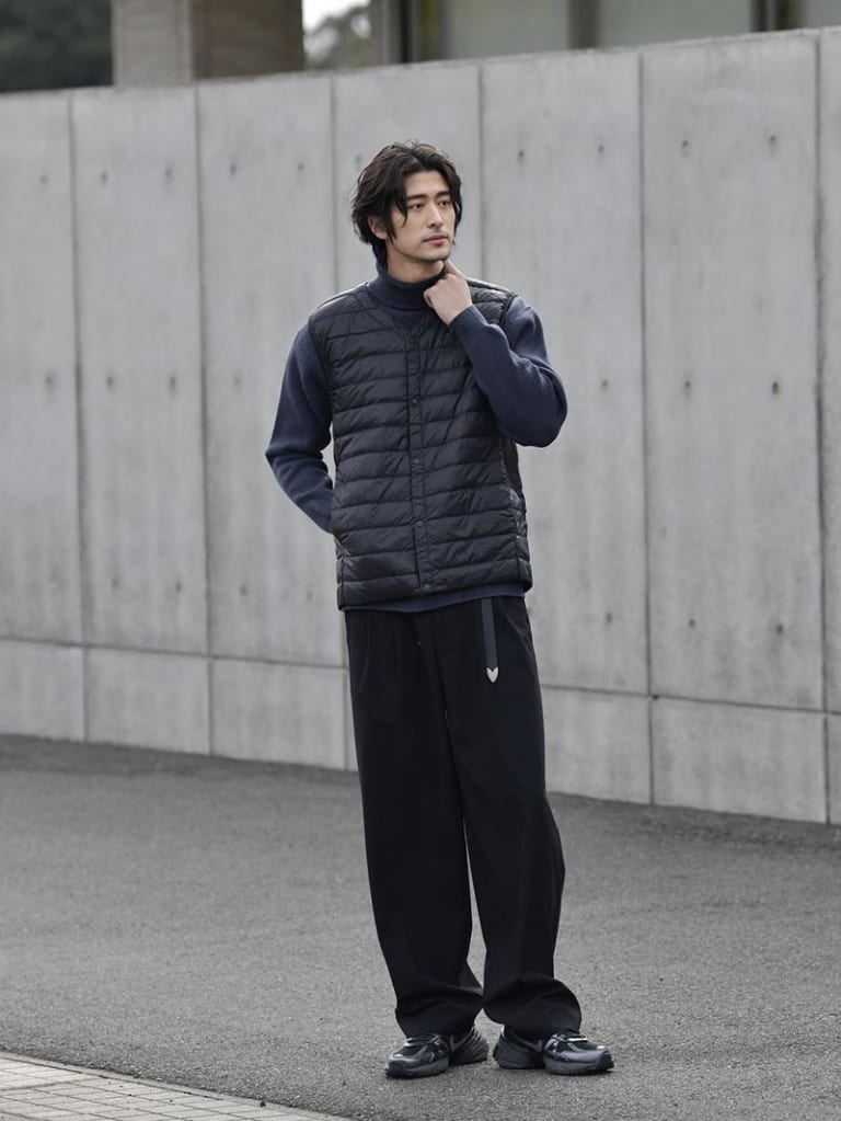 ブラックのダウンベストとワイドパンツのコーデ