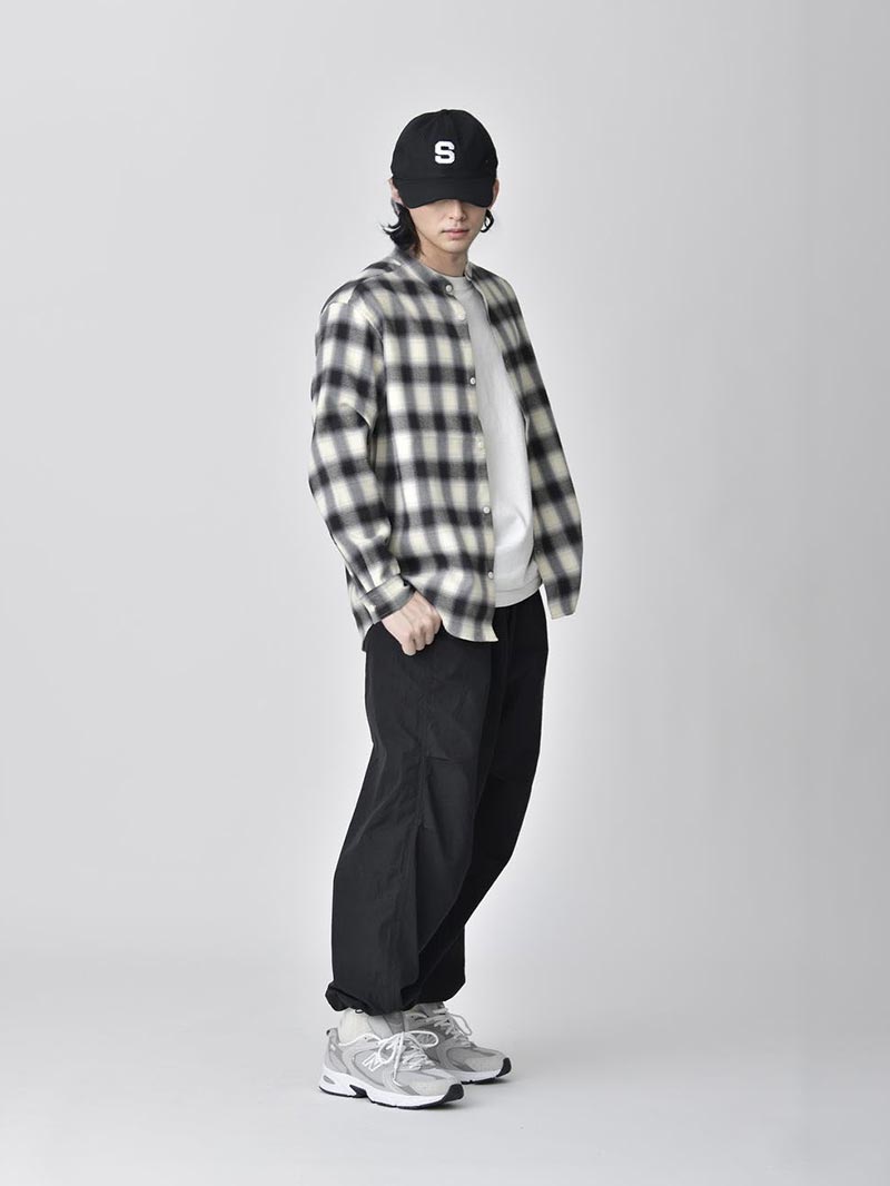 おしゃれで機能的なチェックシャツコーデ