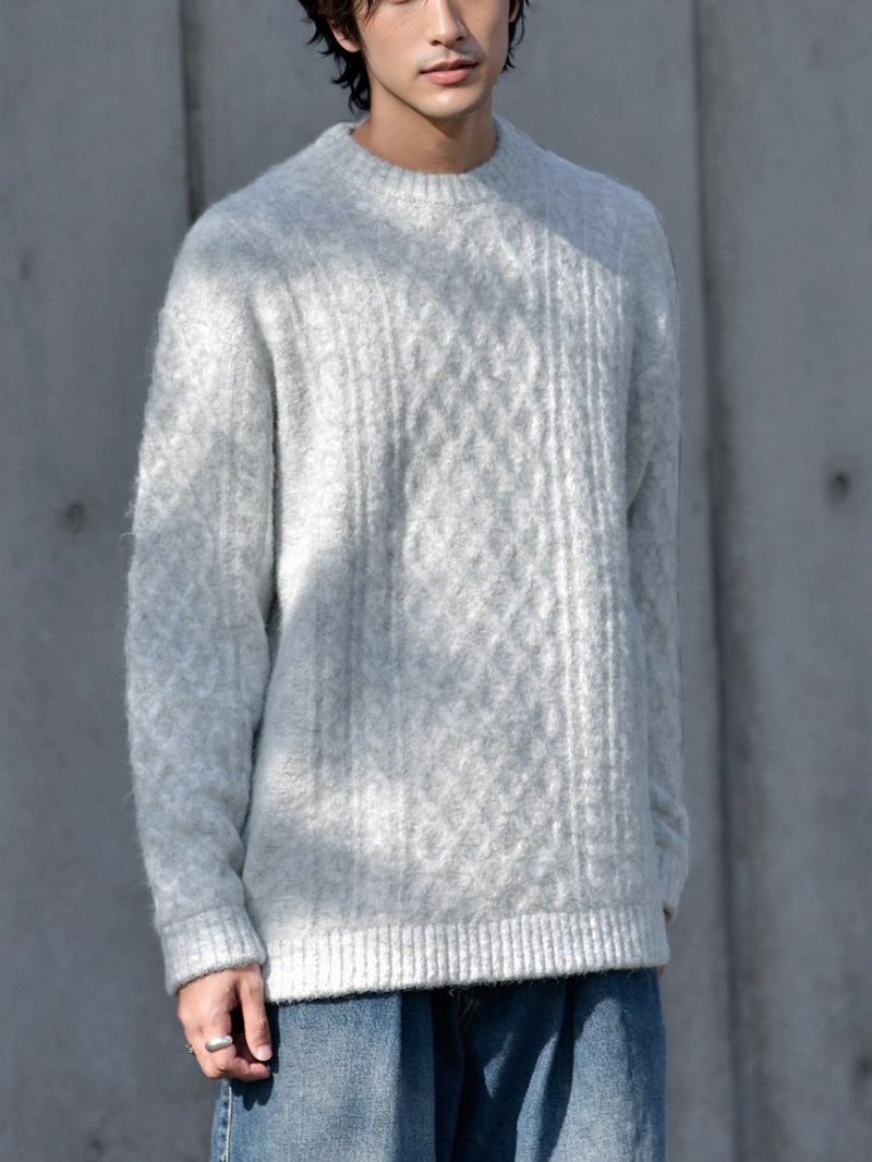 ビジネスシーンでのセーター着用例