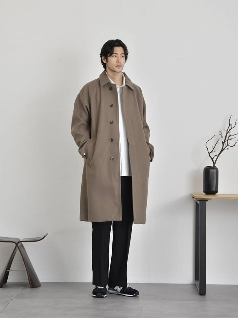 グレージュのコートとスラックスのコーデ