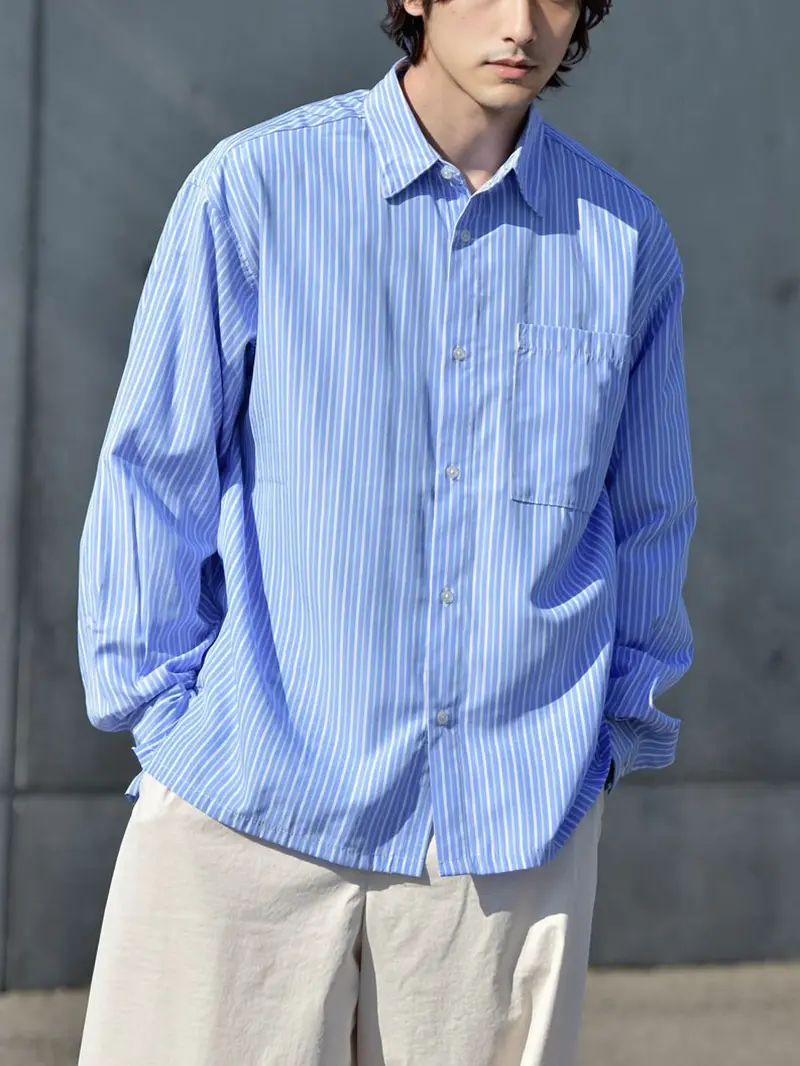 2025年最旬のメンズ青ストライプシャツ着こなし術！清涼感と洗練さを