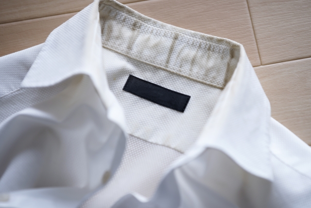襟元の汚れたシャツ