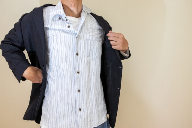 ジャケットを羽織る男性