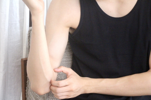 タンクトップを着る男性