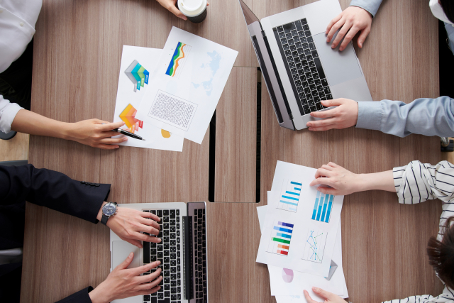 スーツに合うスニーカーコーデ