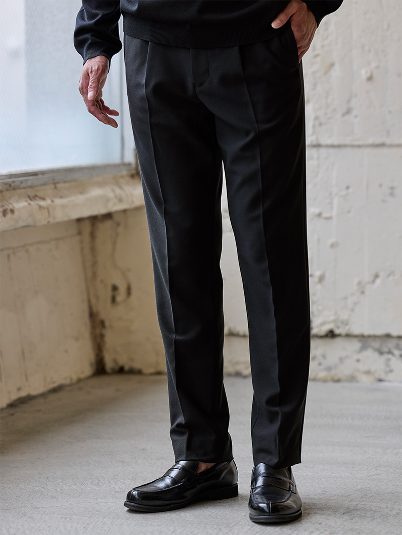 テーパードパンツ