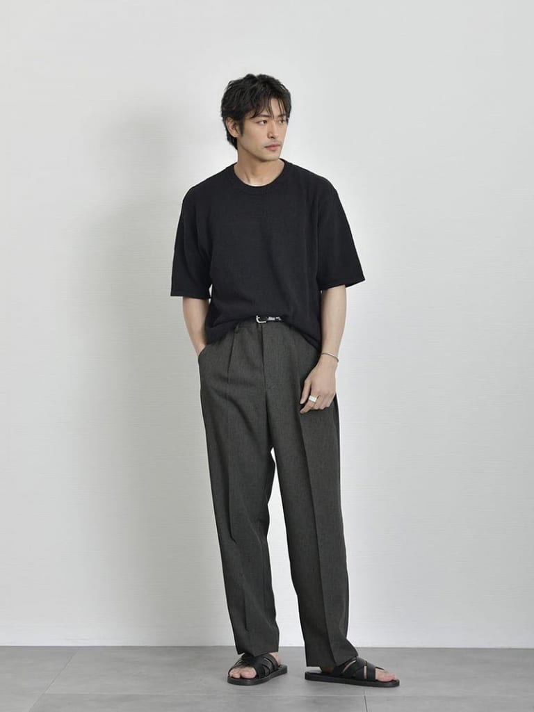 おしゃれなアクセサリーが特徴の30代コーデ