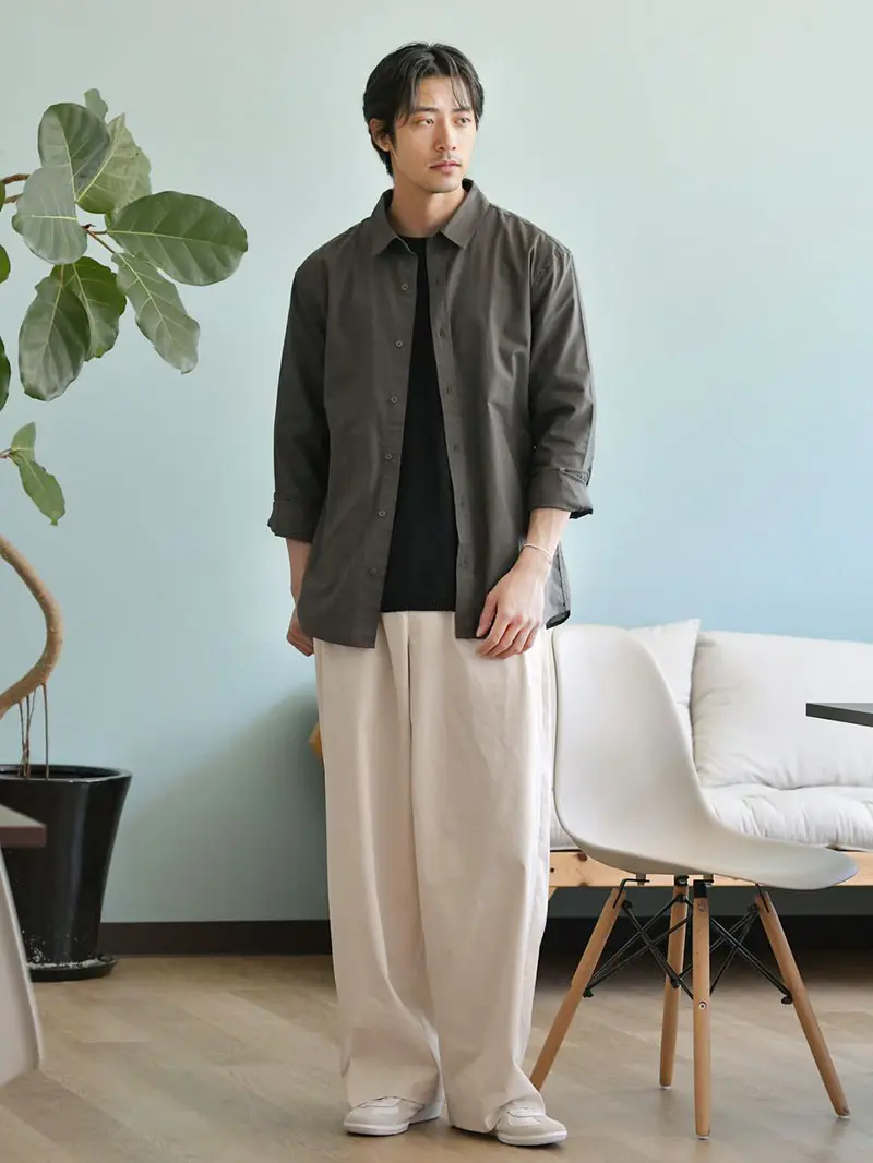 ニット×シャツのレイヤードスタイル