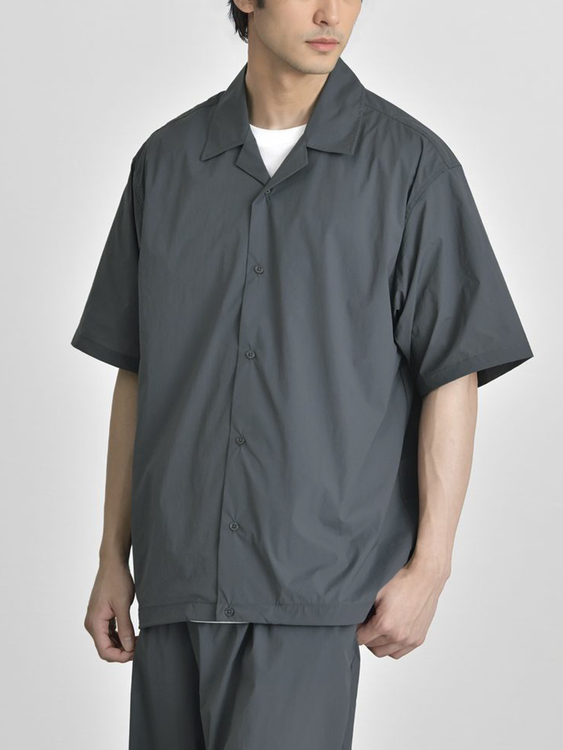 ややゆとりを持たせたシルエットのオープンカラーシャツ