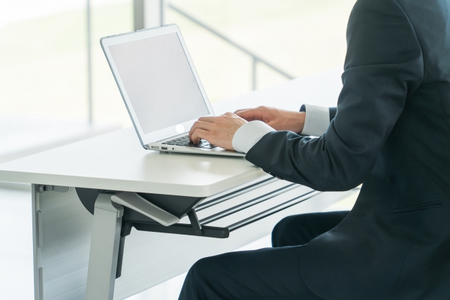 デスクワークする男性