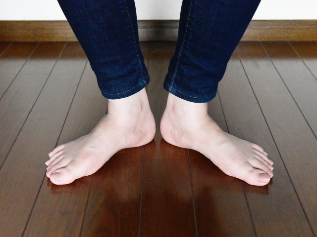 がに股の人の足