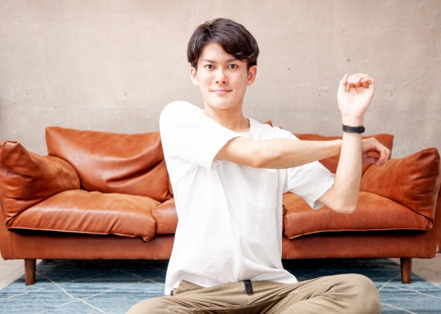 ストレッチする男性