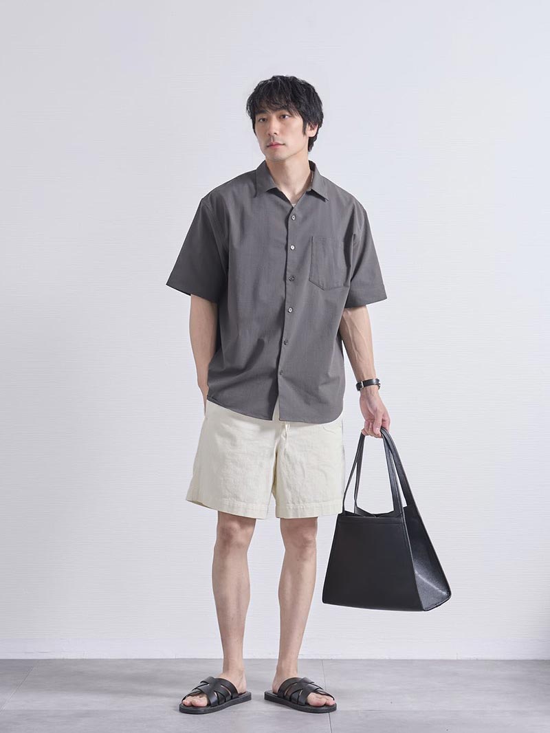 ベーシックカラーの50代ショートパンツコーデ