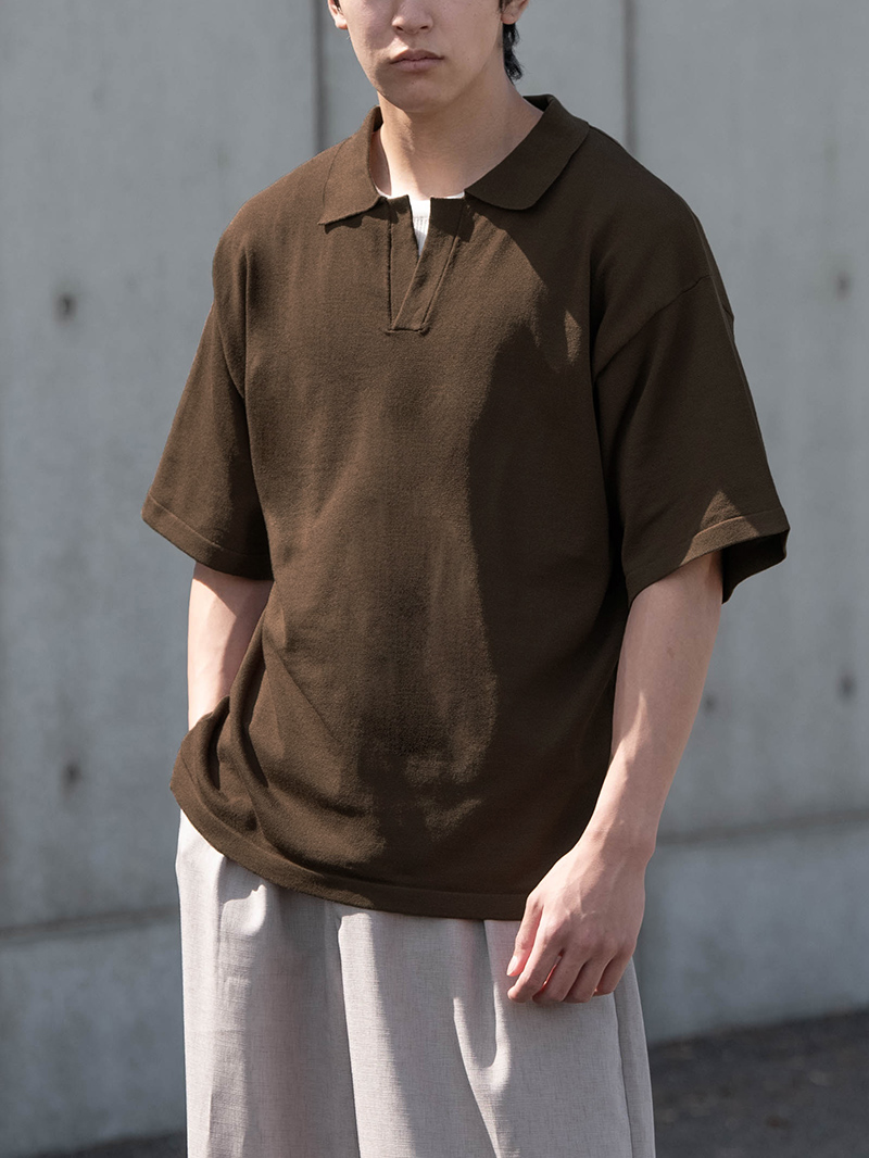 白パンツ × ブラウンのアイテム