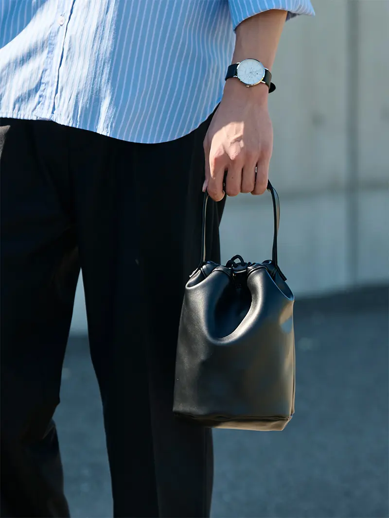 メンズ　巾着バッグ メンズのおしゃれ度UP！巾着バッグの魅力とスタイリング術 - AUEN