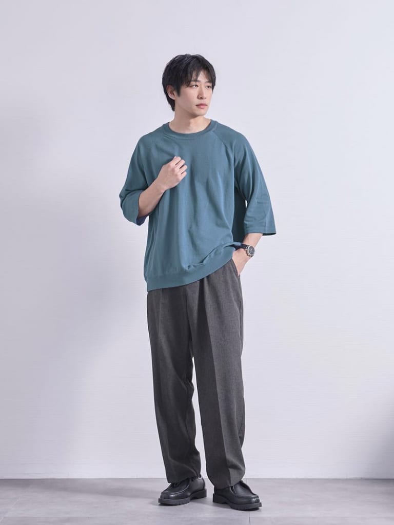 オフィスにも週末にも合う万能コーデ