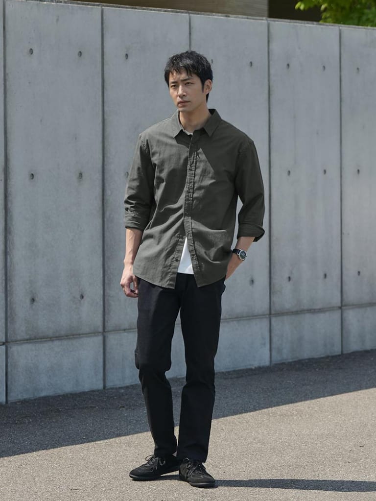 シャツを着崩し遊び心を