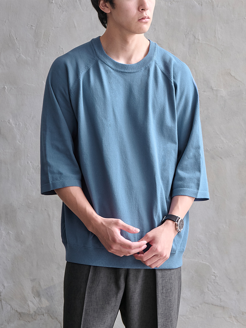 黒ジャケットに合うトップス一覧