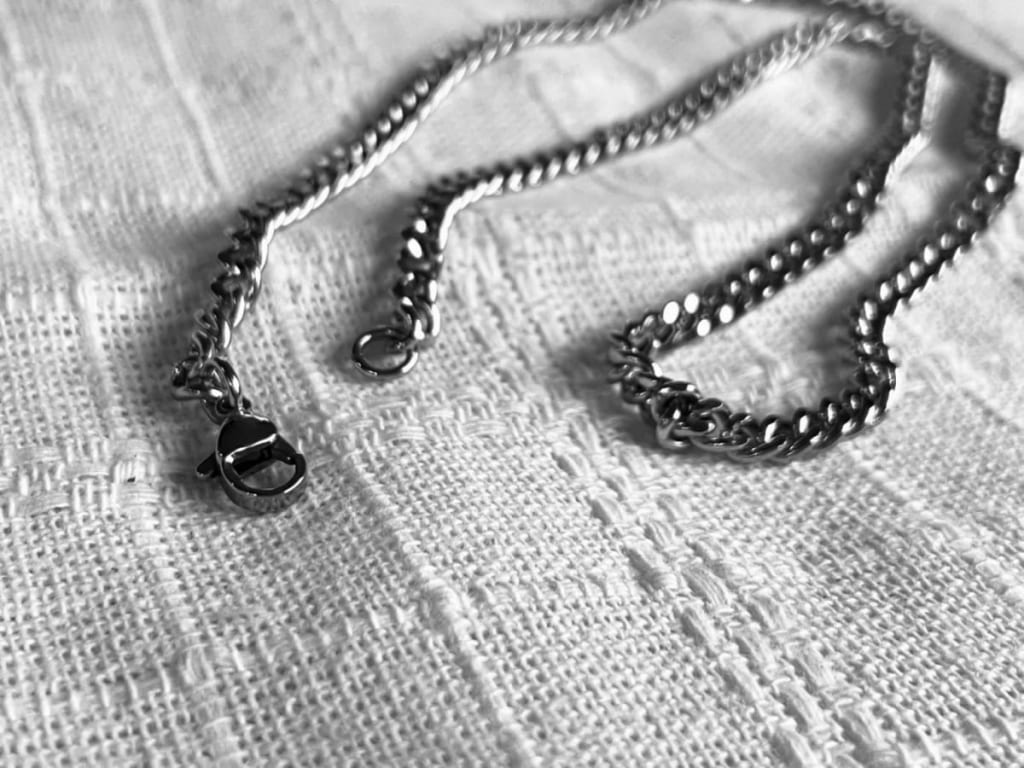 過度なアクセサリーをイメージした画像