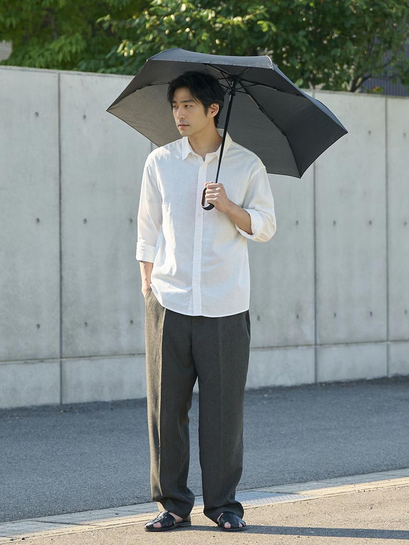 日傘が似合う、大人の夏のリネンコーデ