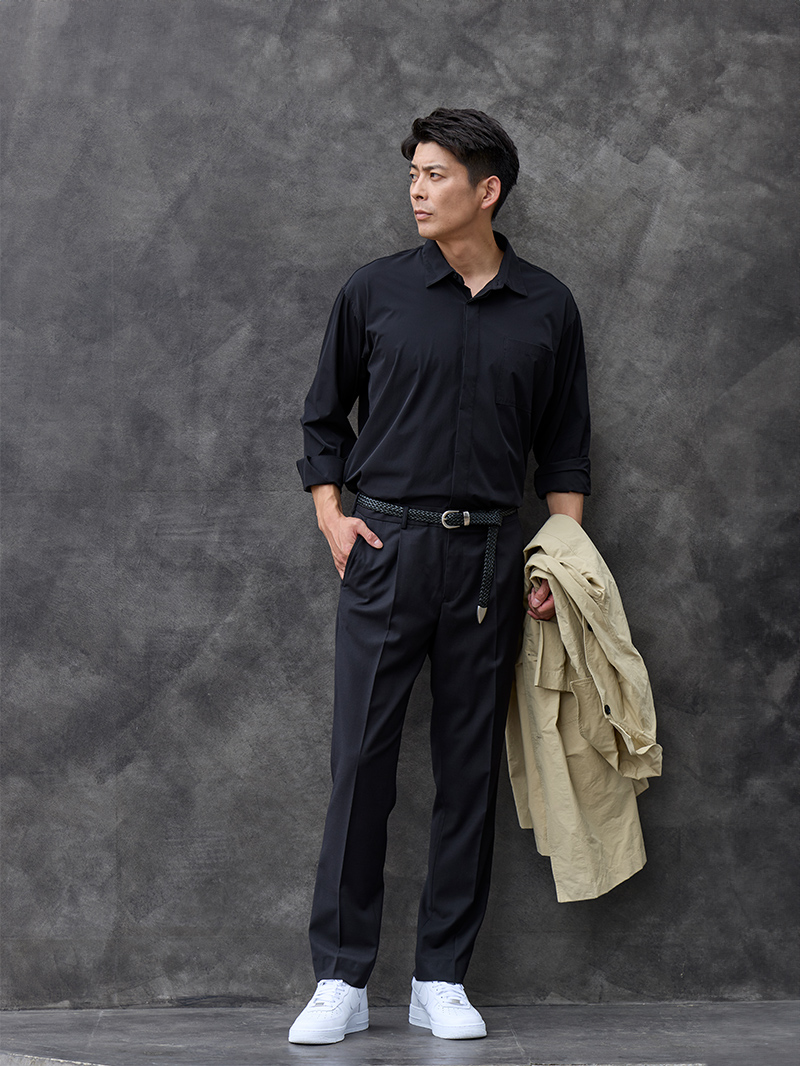 ベージュが映えるブラックの着こなし