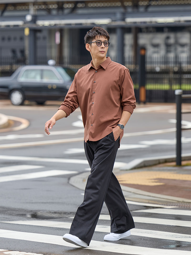 秋色シャツで楽しむシンプルスタイル