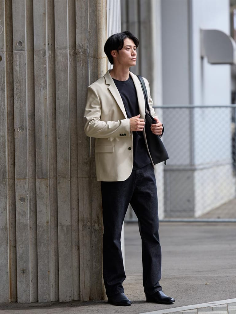 大人っぽさのある黒デニムコーデ