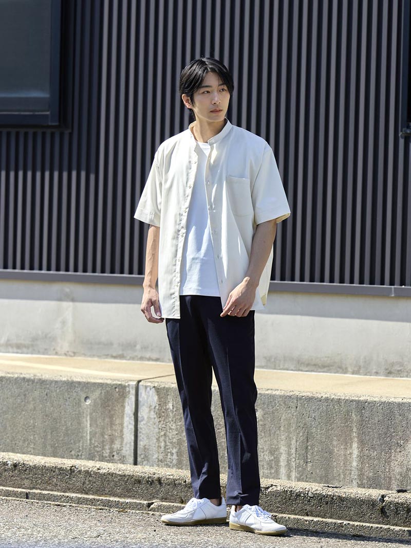 上品なのに親しみやすい大人のバンドカラーシャツコーデ