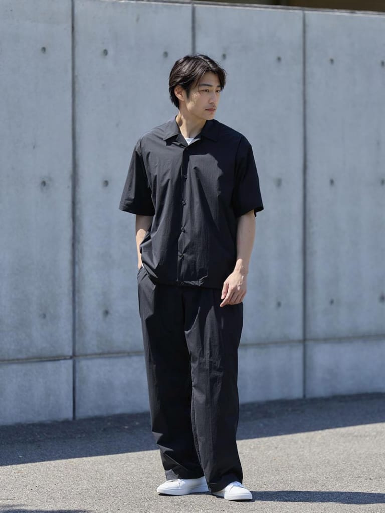 重たく見せない、夏のブラックセットアップ