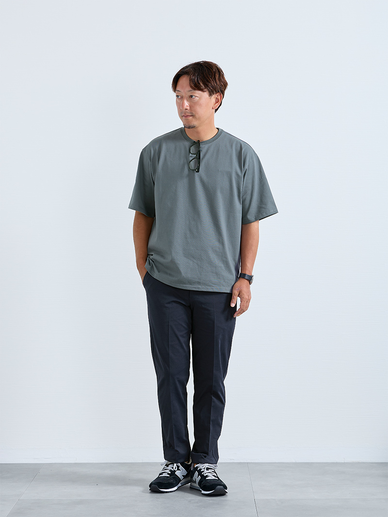 シンプルだけと一癖感じる大人のコーデ