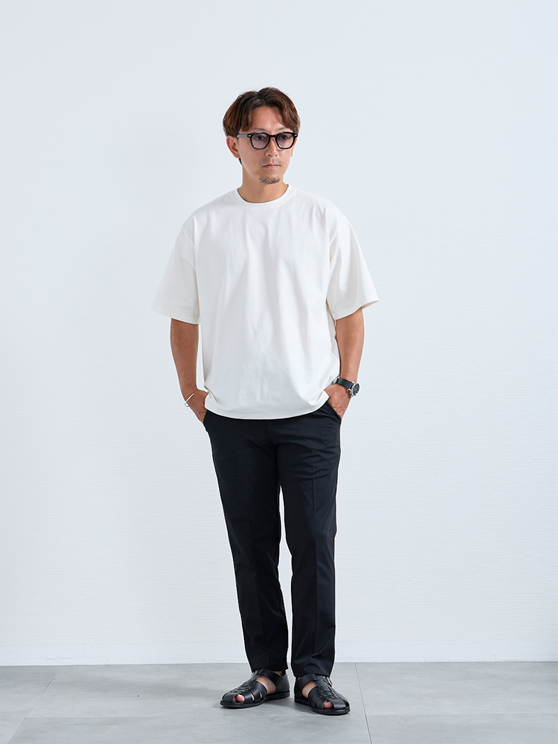 小物で魅せる大人のモノトーンコーデ