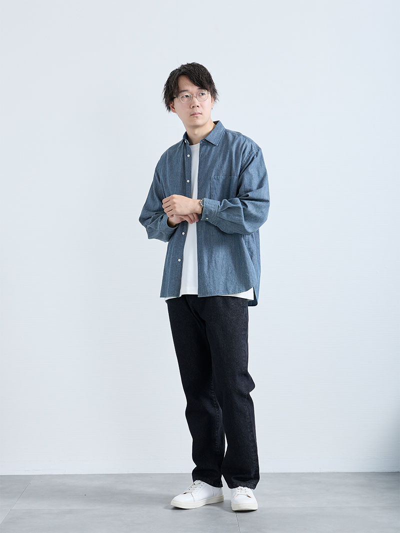 秋を引き寄せるデニムシャツスタイル